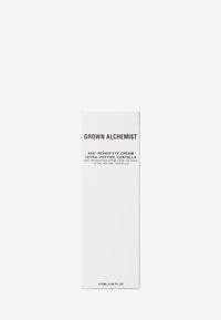 Vit rektangulär låda med svart text. Framsidan visar "GROWN ALCHEMIST AGE-REPAIR EYE CREAM TETRA-PEPTIDE, CENTELLA." Storlek 15mL.