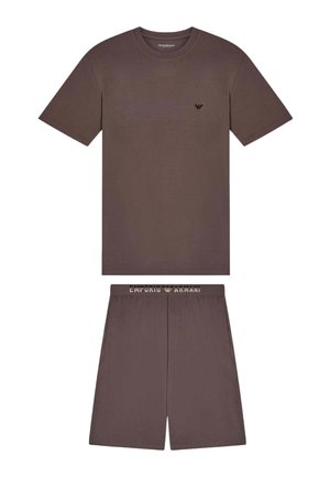 T-shirt marrone a maniche corte e pantaloncini abbinati con loghi Emporio Armani sul petto e in vita.