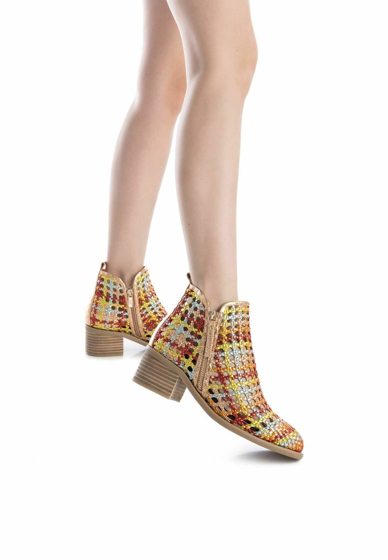 Botines con un upper de lentejuelas multicolores en tonos dorado, rojo y verde, que cuentan con dobles cremalleras laterales y un tacón cuadrado de un marrón medio.