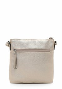 Kleine rechteckige Crossbody-Tasche aus beige metallic Leder mit Front-Reißverschlusstasche und verstellbaren Riemenbefestigungen auf weißem Hintergrund.