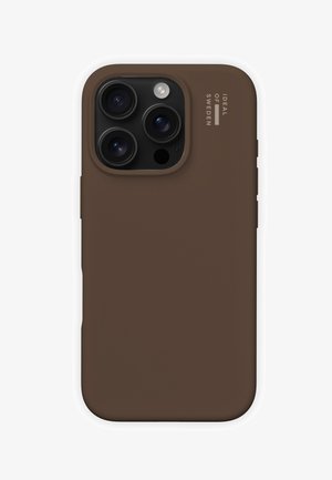 Funda para teléfono de silicona marrón con recortes precisos para las cámaras. Textura suave con un detalle sutil de la marca en el lateral.