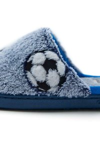 Zapatilla de casa azul y peluda con una textura suave; presenta un balón de fútbol negro y blanco bordado en el costado.