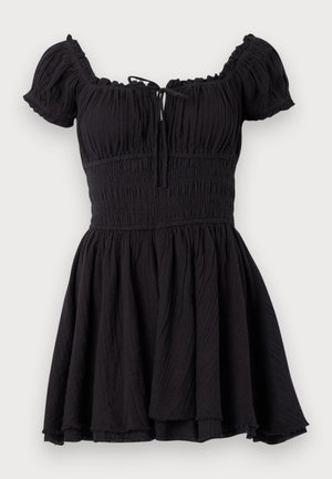 Vestido preto de manga curta com corpete franzido, design de ombros à mostra, saia pregueada e textura subtil. Apresenta um fecho de laço na frente.