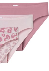 Drei Paare Damenunterwäsche in verschiedenen Rosatönen, darunter einfarbige Modelle und ein Muster mit pinken Herzen auf einem hellen Hintergrund.