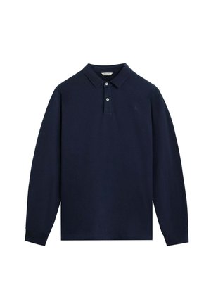 Polo de manga larga azul marino con cuello abotonado y puños acanalados, expuesto sobre un fondo blanco liso.