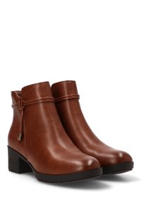 Botas de tobillo de cuero marrón con textura suave, punta redonda, tacón bajo y un lazo alrededor del tobillo.