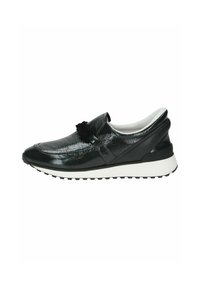 Černá lakovaná slip-on obuv s texturovan�ým povrchem, zdobená dekorativním třásněmi a bílou gumovou podrážkou s černým protiskluzovým vzorem.
