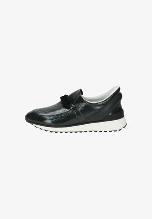 Černá lakovaná slip-on obuv s texturovaným povrchem, zdobená dekorativním třásněmi a bílou gumovou podrážkou s černým protiskluzovým vzorem.