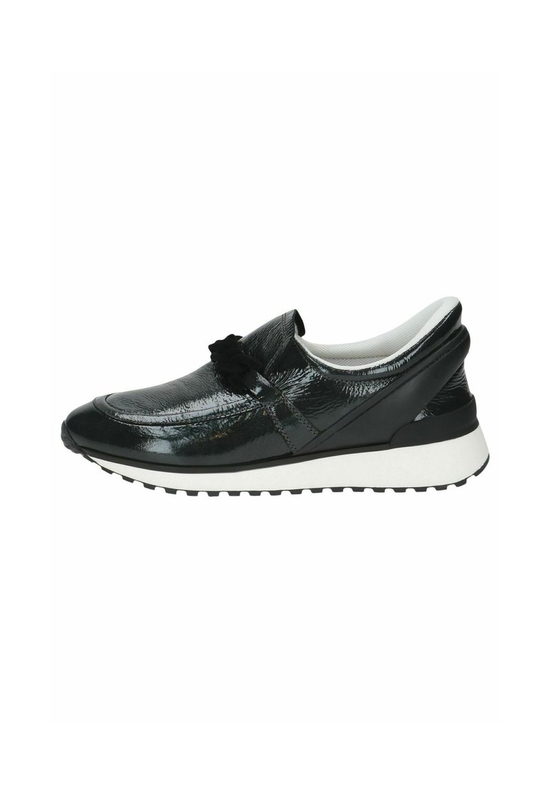 Černá lakovaná slip-on obuv s texturovaným povrchem, zdobená dekorativním třásněmi a bílou gumovou podrážkou s černým protiskluzovým vzorem.