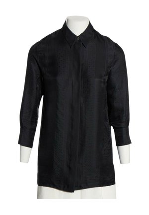 Chemise noire à manches longues avec un motif subtil, col classique et boutons avant cachés sur un buste de mannequin blanc.