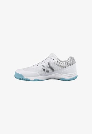 Chaussure de sport blanche avec semelle bleu clair, logo géométrique noir sur le côté et col de talon à motif noir et blanc.