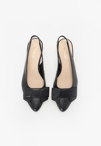 Sorte skinn slingback sko med spisse tåer og en stor sløyfedetalj på vamsen; beige såler med "Gabor"-logo.