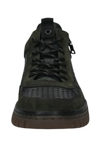 Grüne Wildleder- und schwarze Leder-Sneaker mit perforierten Einsätzen, schwarzen Schnürsenkeln und einer braunen Gummisohle. Mit einer Schlaufe an der Rückseite für einfaches Anziehen.