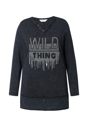Donkerblauwe longsleeve top met een V-hals, voorzien van een rhinestone "WILD THING" graphic en een knoopdetail bij de halslijn. Zachte, gestructureerde stof.