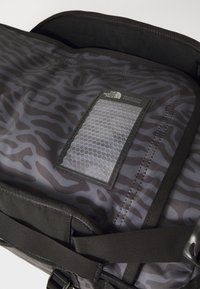 The North Face BASE CAMP DUFFEL S UNISEX - Valigia - black/tiger stripe