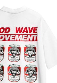 Camiseta de algodón blanca con texto rojo en negrita "GOOD WAVE MOVEMENT" y seis latas de refresco rojas ilustradas etiquetadas como "MWM OBF" con detalles decorativos.