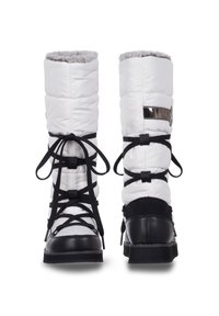 Bottes d'hiver blanches isolées avec une doublure grise duveteuse, des accents noirs et des lacets noirs. Présente un détail métallique brillant sur le côté.