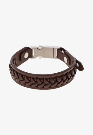 Bracelet en cuir marron avec un design tressé et une fermeture métallique argentée, présenté sur un fond blanc.