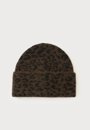 Pruun karvane beanie-müts musta leopardimustriga, eksponeeritud heledal lihtsal taustal.