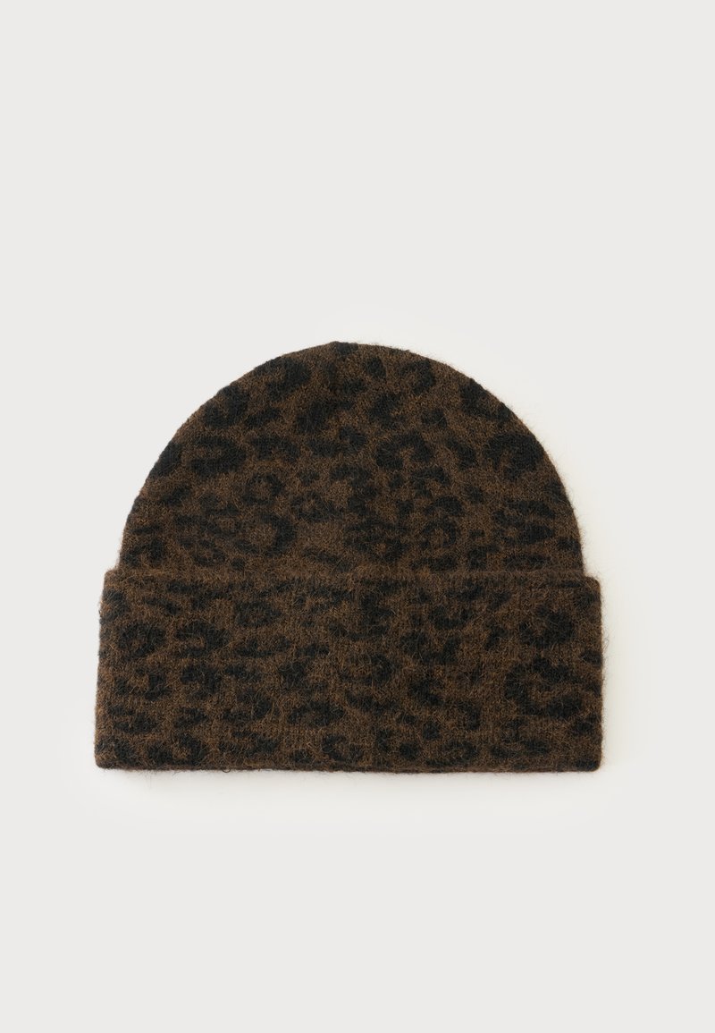 Καφέ αφράτο σκουφάκι beanie με μαύρο λεοπάρ μοτίβο, παρουσιασμένο σε απλό ανοιχτό φόντο.