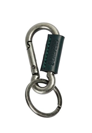 Mosquetón de metal plateado enlazado a un llavero redondo con una correa de cuero verde oscuro cosida, unida al mosquetón.
