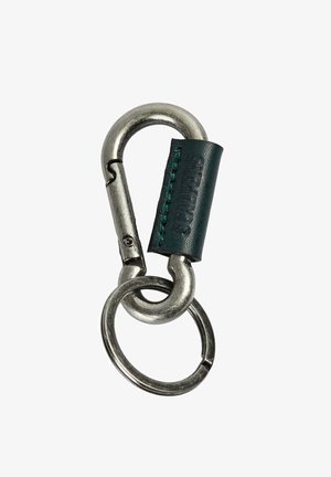 Mosquetón de metal plateado enlazado a un llavero redondo con una correa de cuero verde oscuro cosida, unida al mosquetón.
