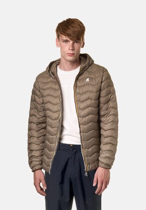 Giacca piumino beige con texture a righe orizzontali, zip frontale e cappuccio. Presenta un logo sul petto e dettagli della zip in contrasto.