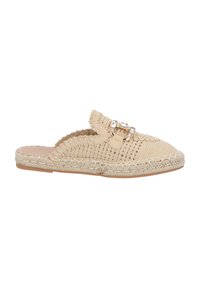 Scarpe beige intessute senza chiusura con una superficie testurizzata, dotate di una fibbia decorativa adornata con pietre trasparenti e una bordatura intrecciata attorno alla suola.