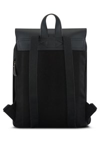 Zwarte rugzak met een gestructureerd ontwerp, voorzien van een opgerolde bovenkant, leren accenten, stevig materiaal en verstelbare schouderbanden.