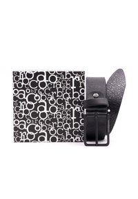 Cintura in pelle nera con un motivo impressato, accompagnata da una scatola quadrata con un design di logo bianco e nero ripetitivo.