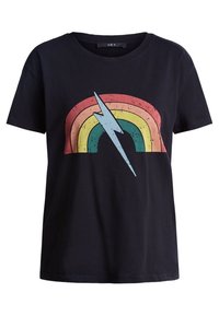 Sort bomulds-T-shirt med grafisk design af en flerfarvet regnbue og en blå lyn, korte ærmer og rund hals.