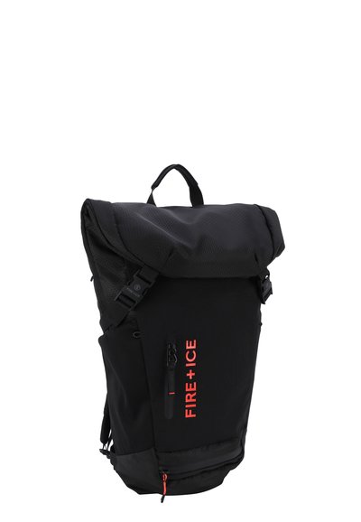 Črn nahrbtnik z ovitkom za valjanje, izdelan iz trpežnega materiala. Opremljen z rdečim logotipom "FIRE + ICE", nastavljivimi naramnicami in stranskim žepom na zadrgo.