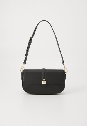 Bolsa de mão preta em couro com forma retangular, apresentando um fecho dourado, alça ajustável e textura suave. Design minimalista e sem padrões.