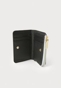 Portefeuille en cuir noir avec une finition texturée, comportant plusieurs fentes pour cartes, un compartiment zippé et des accents en métal doré.