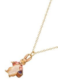 Kultaketju, jossa on jänisriipus, vaaleanpunaisella viitalla, yksityiskohtaisella karvatekstuuri ja purkkia violetilla aksentilla.