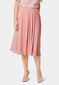 Roze, vloeiende rok van lichtgewicht stof, met een elastische tailleband en een ontwerp tot op de knie. Gladde textuur met een subtiele val.