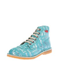Stivale alla caviglia color turchese realizzato in tessuto pattern con il marchio "Kickers" in bianco. Suola in gomma di tonalità beige e occhielli metallici per i lacci.