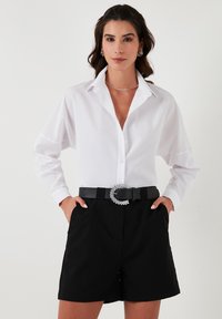 LELA Užsagstoma palaidinė - white