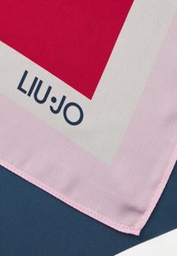 Jedwabny szalik z czerwonym kwadratem otoczonym jasnoróżowym i szarym kolorem, z logo "LIU·JO" w granatowym w rogu. Krawędzie są starannie przeszyte.