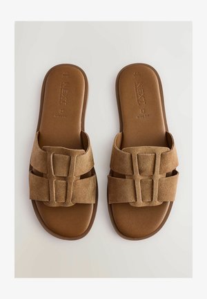 Bruna mockaskinns-sandaler med bred passform, med två texturerade remmar och en slät, platt sula. Präglad logotyp på fotbädden.