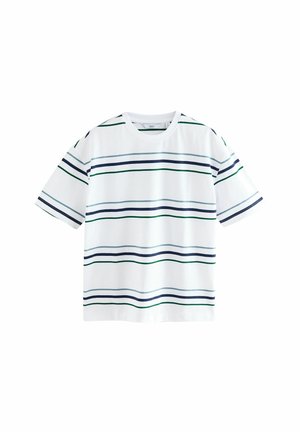 Weißes T-Shirt mit horizontalen Streifen in Grün, Marineblau und Hellblau. Kurze Ärmel und runder Ausschnitt. Baumwollstoff mit weicher Textur.