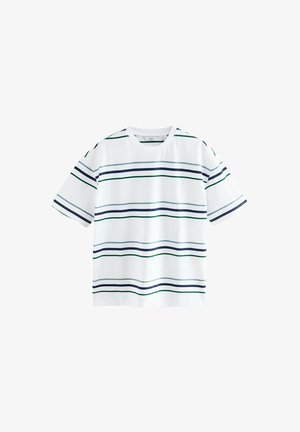 Weißes T-Shirt mit horizontalen Streifen in Grün, Marineblau und Hellblau. Kurze Ärmel und runder Ausschnitt. Baumwollstoff mit weicher Textur.