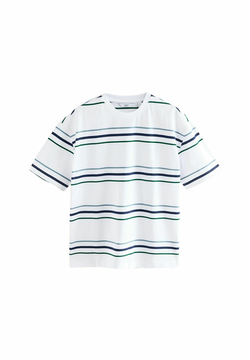 Hvid T-shirt med korte ærmer, der har vandrette striber i blå og grønne nuancer. Rund halsudskæring og blød stofstruktur. Simpelt design.
