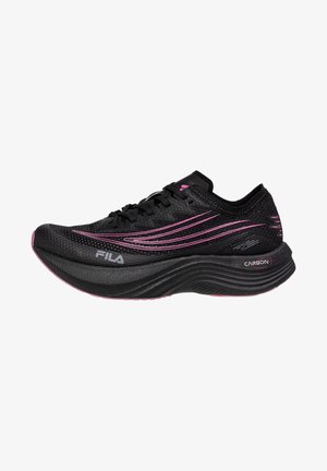 Zwarte hardloopschoen met roze accenten, voorzien van een gemêleerd mesh bovenzijde, gevoerde zool en een kenmerkend "FILA"-logo aan de zijkant.