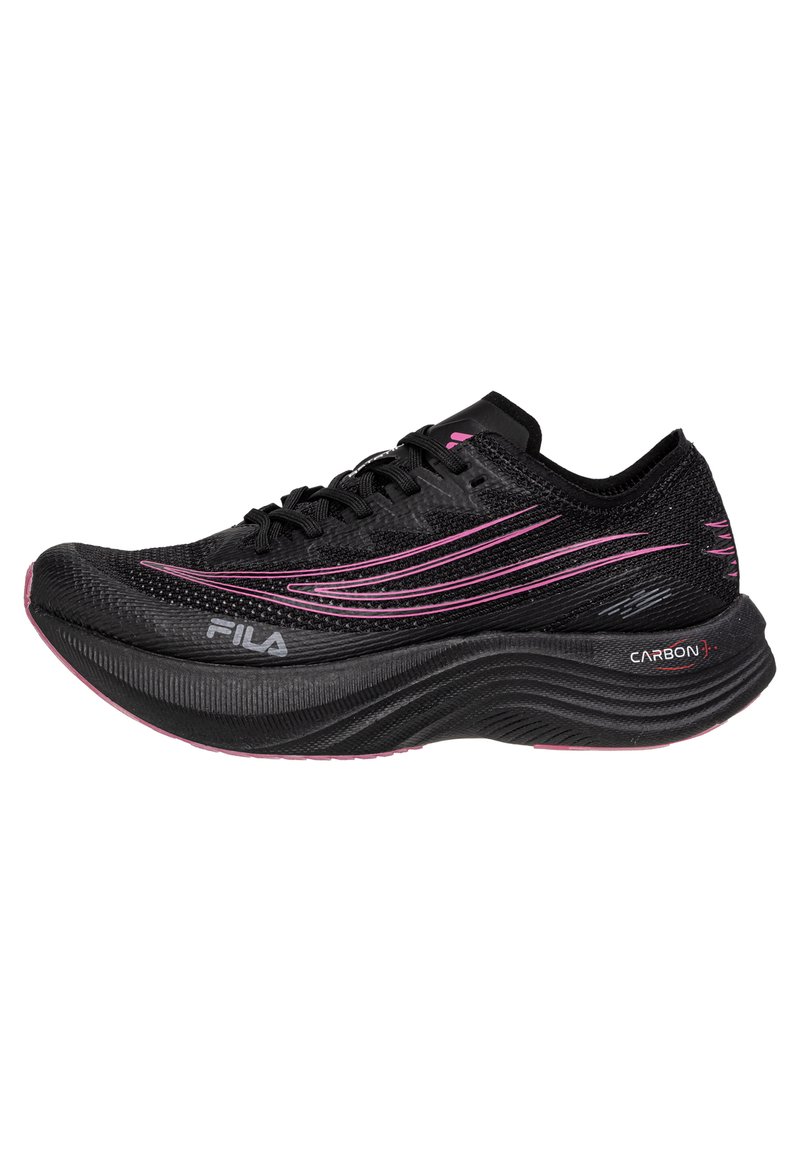 Zapatilla de correr negra con acentos rosas, que presenta una parte superior de malla texturizada, una suela acolchada y el distintivo logo "FILA" en el lateral.