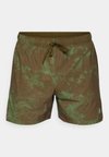 PRINTED SHORT - Spordišortsid - woodland
