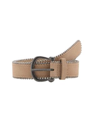 Ceinture en suède beige avec des clous en métal décoratifs le long des bords, dotée d'une boucle en métal foncé et d'un design cousu pour ajouter de la texture.