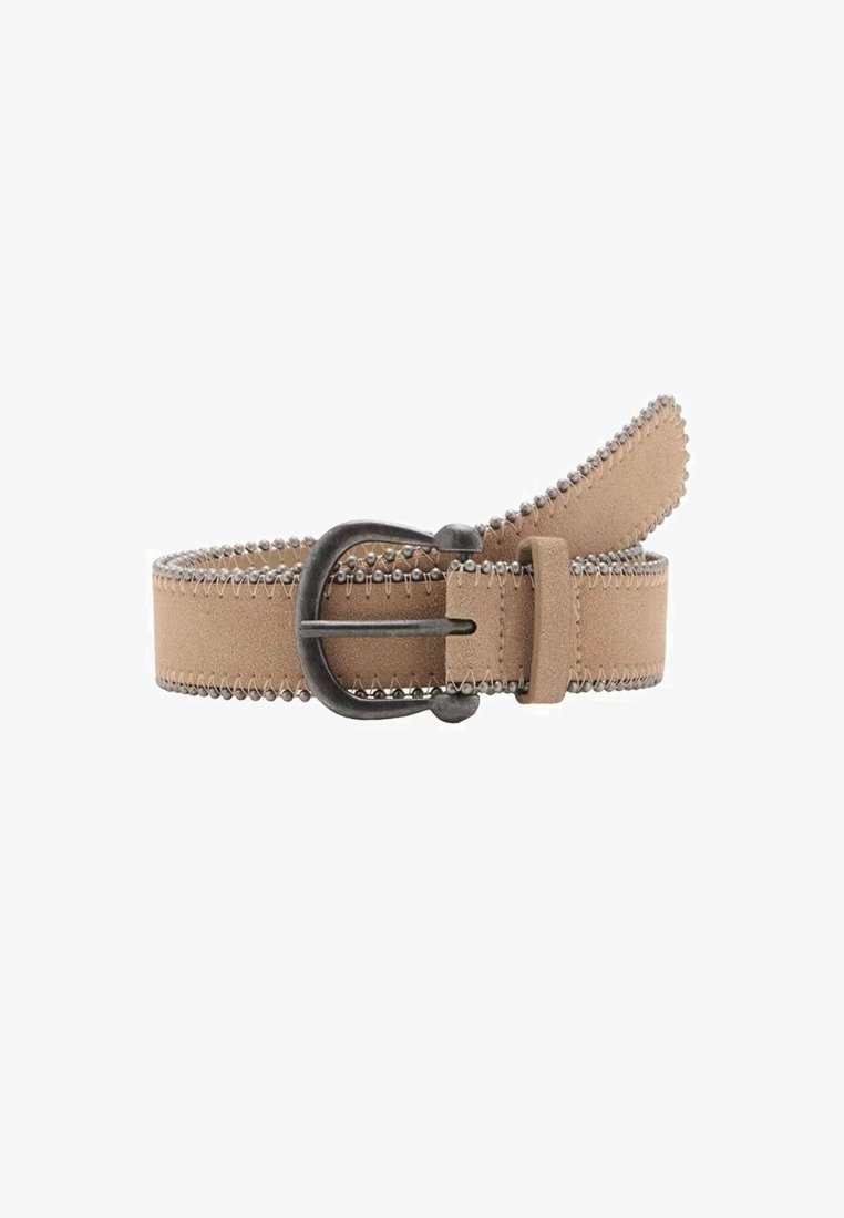 Tan suède riem met decoratieve metalen studs langs de randen, voorzien van een donker metalen gesp en een gestikt ontwerp voor extra textuur.