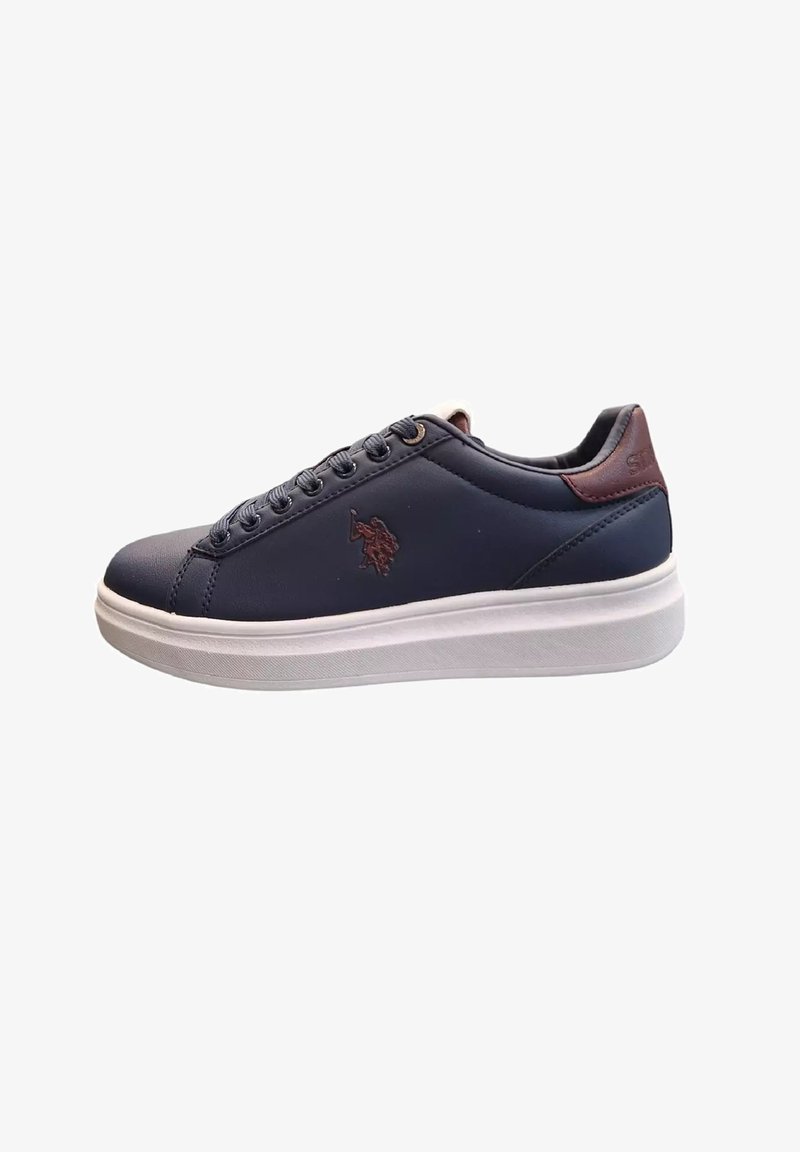 Scarpa da ginnastica in pelle blu navy con suola in gomma bianca, punta rotonda e dettaglio in pelle marrone sul tallone. Presenta sei occhielli e logo impresso a rilievo.
