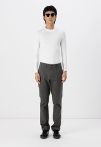 GAP SLIM PERFORMANCE STRETCH - Pantaloni chino - soft black